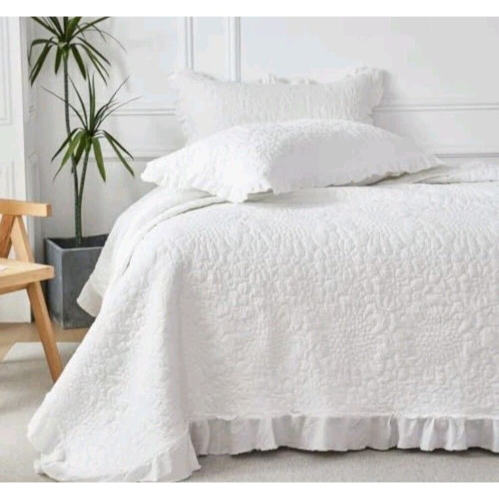WINLIFE Crinkled White Ruffled Quilt Set 3pcs, Queen Size 90''x98''